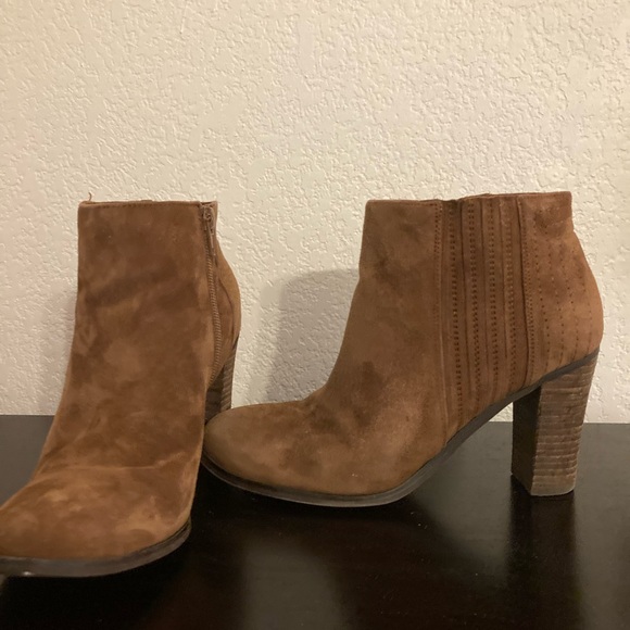 Carlos Santana Luxurious Brown Suede Ankle Boots - Picture 2 of 5